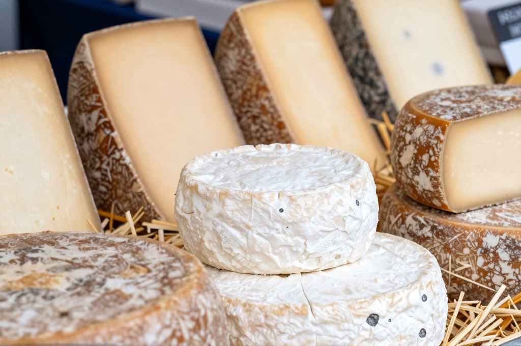 Etal de fromages artisanaux francais sur un marche avec fromages de chevre comte et tomme